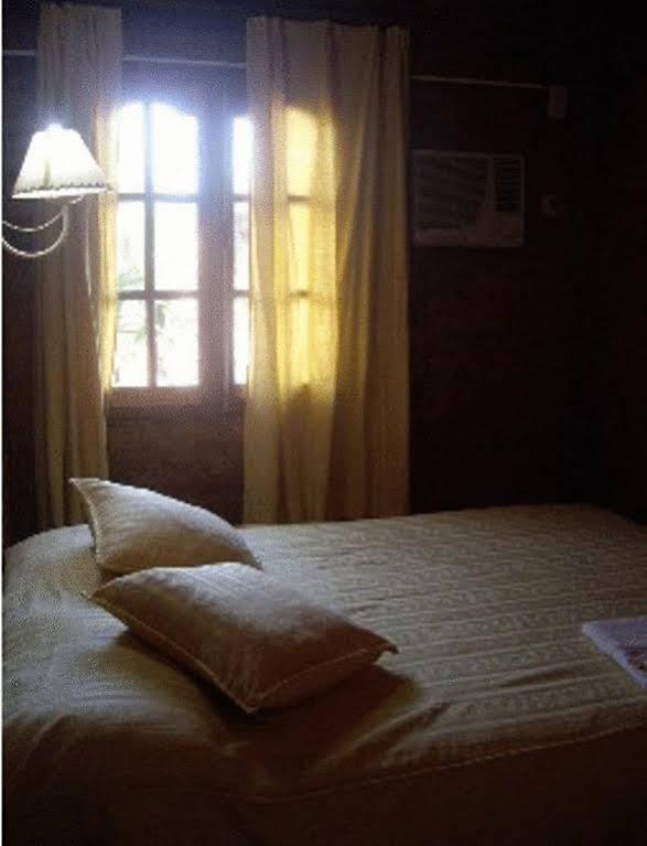 Residencial Azaleas Place Hostal